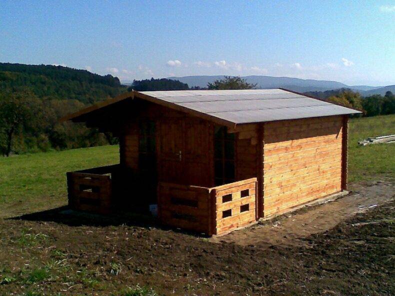 Nátěr zahradní chatky TEAK