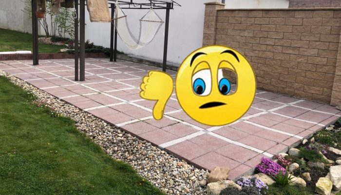 Špatně uložená dlažba pod zahradní domek