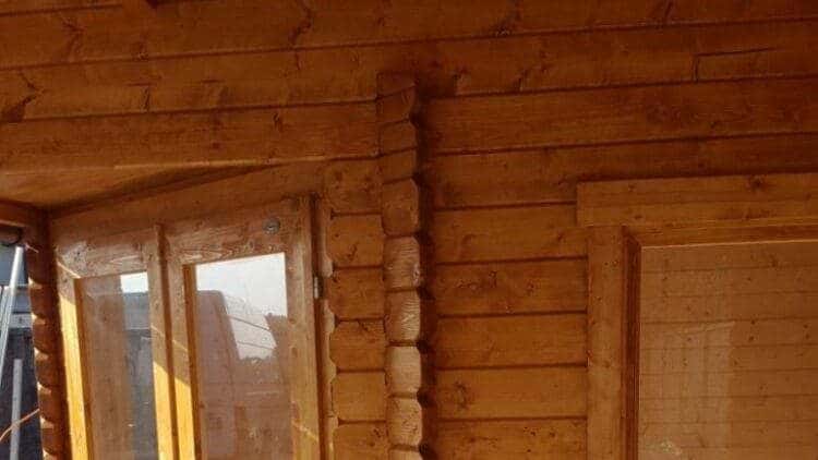 Chatka Aruba po aplikaci náteru