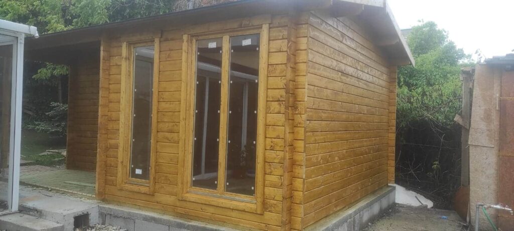 Realizace zahradního domku Hampshire s nátěrem